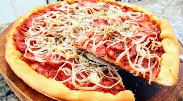 Pizza de calabresa — antes da edição (foto comum)